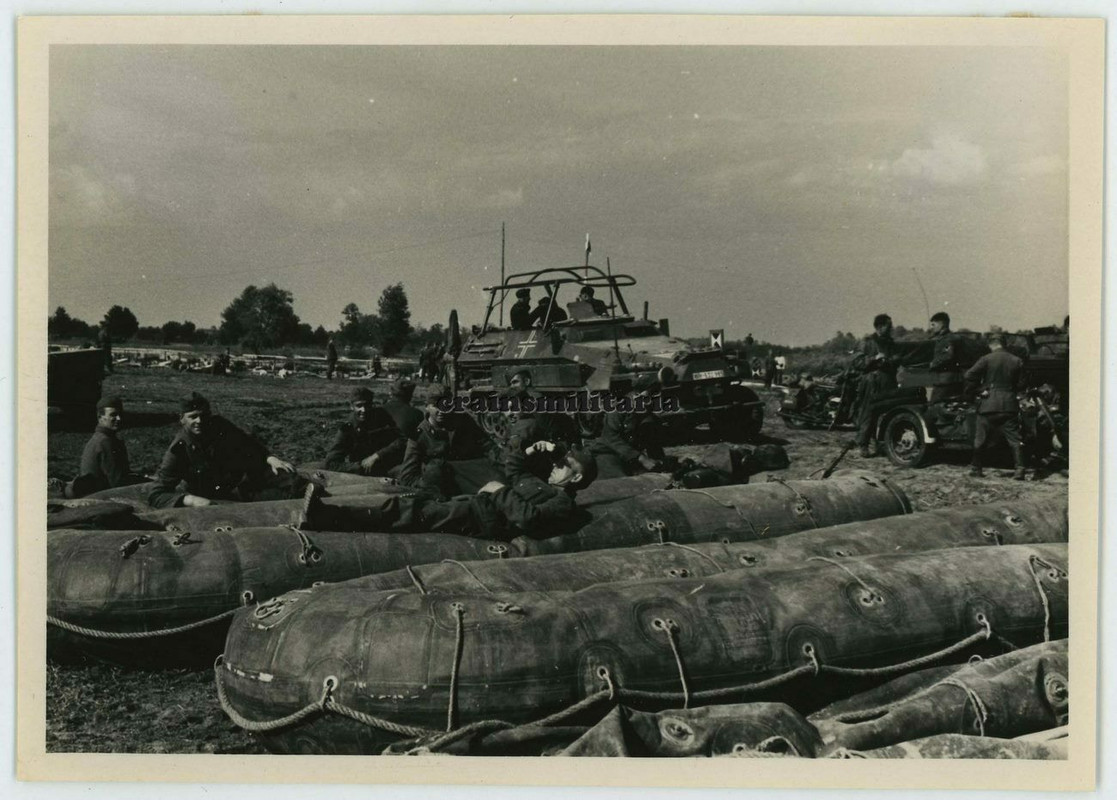 Orig. Foto Funk SdKfz 251-3 Panzerspähwagen am MEMEL Ufer Weissr