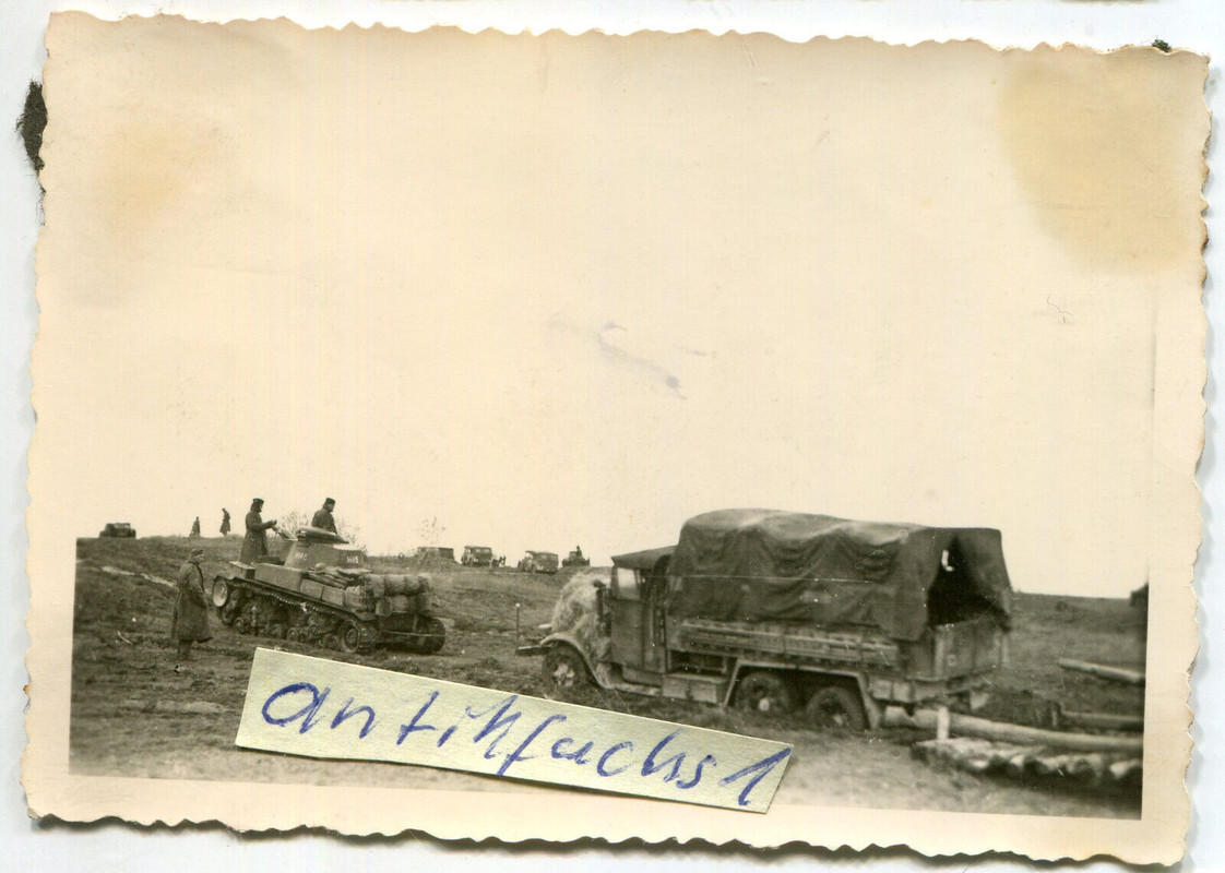 Deut. Panzer und LKW beim Rückzug auf Russischer Vormarschstraße 1944