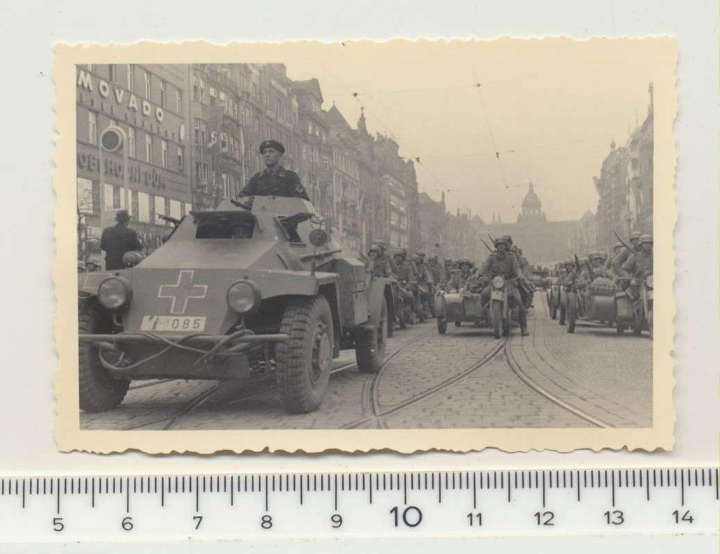 KAMERADEN MIT VIER RAD AUFKLÄRUNGSPANZER SIEGESP