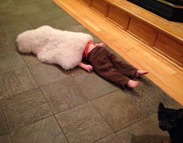 funny-kids-playing-hide-and-seek-491-605