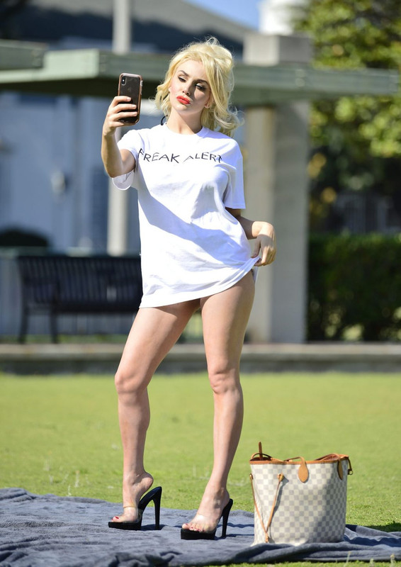 Courtney-Stodden-UpskirtSTARS.com-1024x1015 (36)