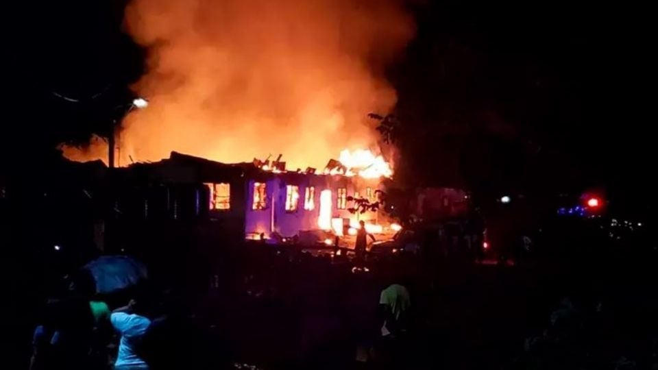 Tragedia azota Guyana: Incendio consume una escuela donde pierden a vida cerca de 20 estudiantes