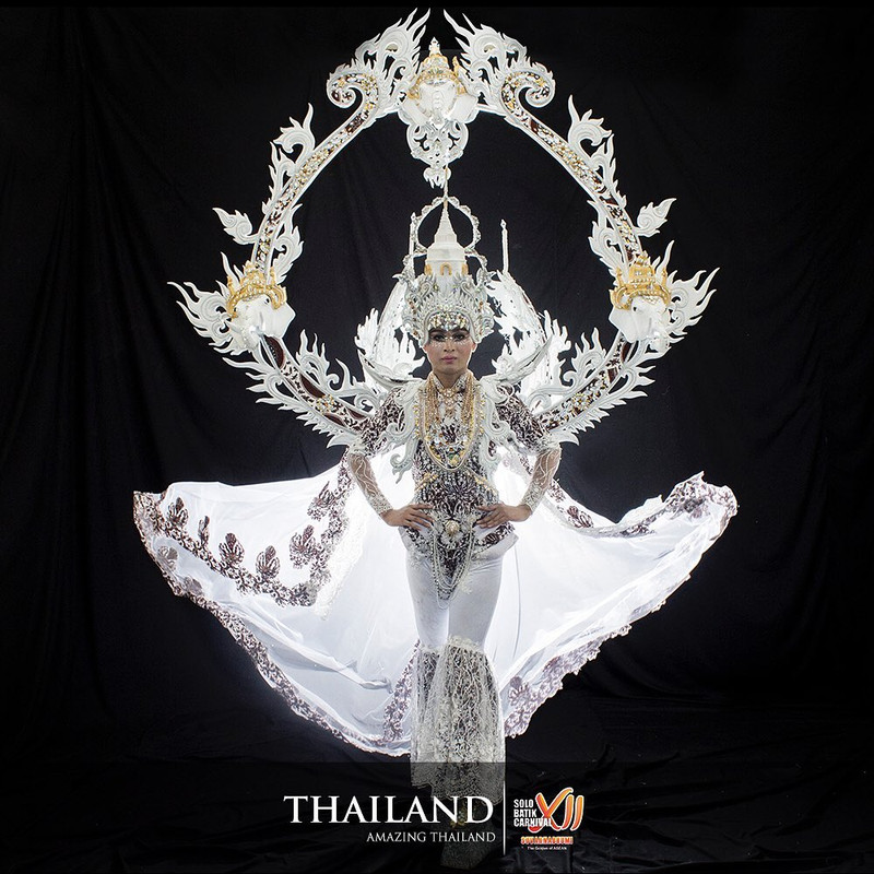 Kostum delegasi negara Thailand di Solo Batik Carnival 2019.