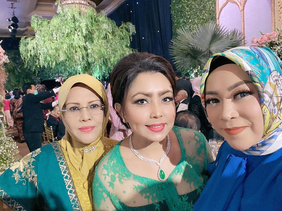 Mayangsari bersama Melly di pernikahan Danny Rukmana