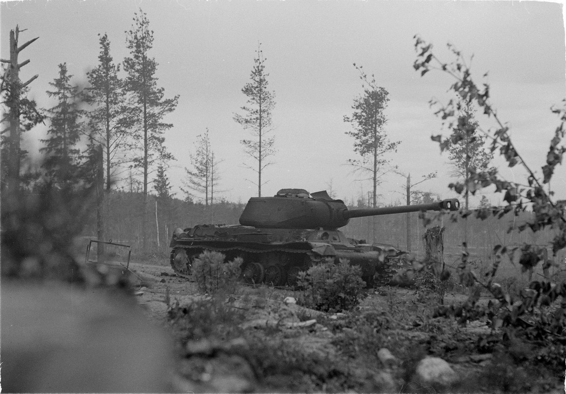 An_immobilized_Red_Army_IS-2_tank_in_Tammisuo-1 (1)