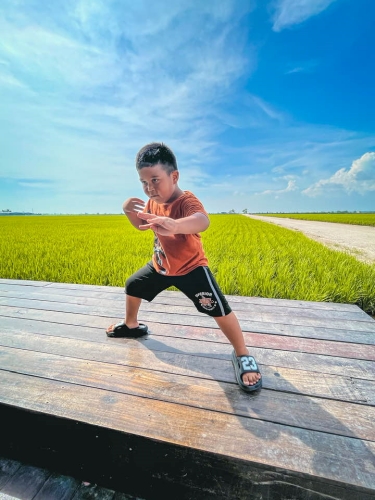 Dak Amsyar bergambar gaya buka bunga silat