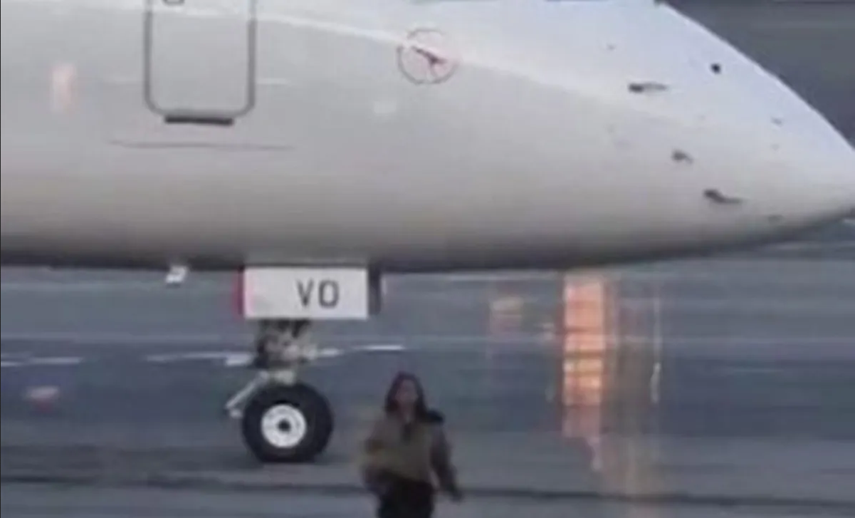 Arrestan a mujer por correr hacia un avión despegando; no quería perder su vuelo