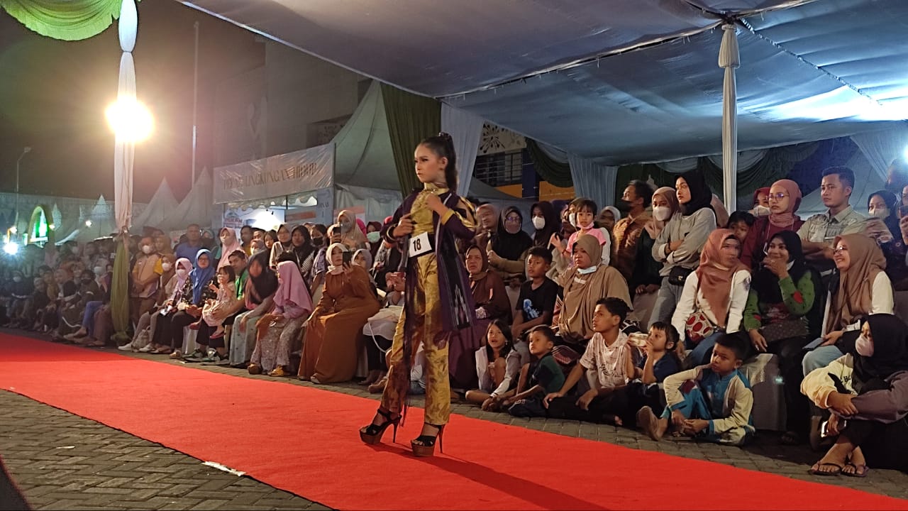 Ajang fashion show batik pewarnaan alami yang diikuti pelajar dalam rangkaian acara Pekan Lingkungan Hidup dan Pasar Rakyat Lamongan di GOR, Selasa (20/7/2022).