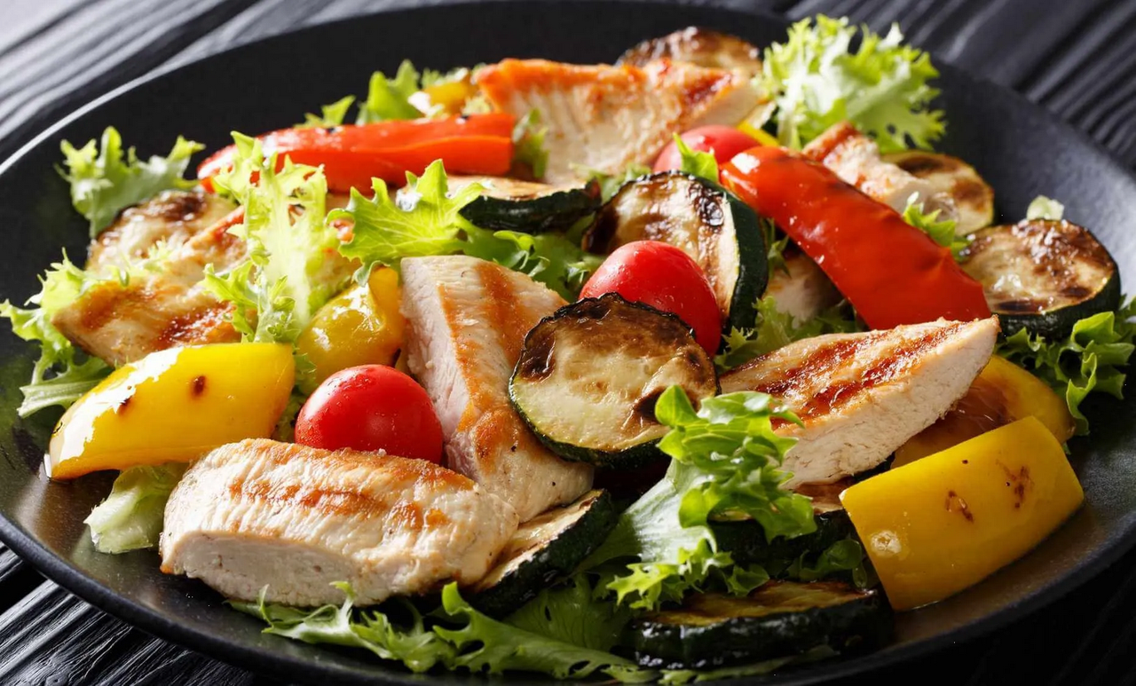 ¿Cómo hacer ensalada de pollo con vegetales? Cuida la dieta con esta receta