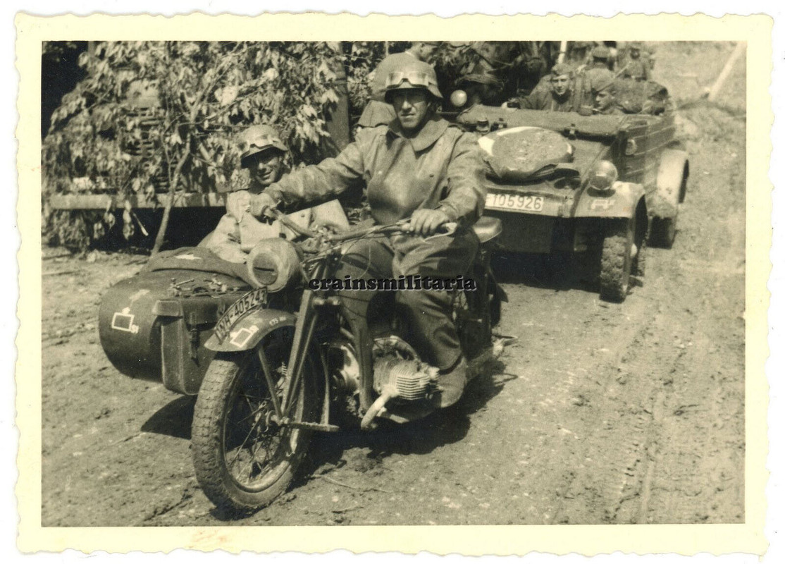 Orig. Foto Kradmelder mit Motorrad und Volkswagen Kübelwagen Typ 82 Pkw Russland