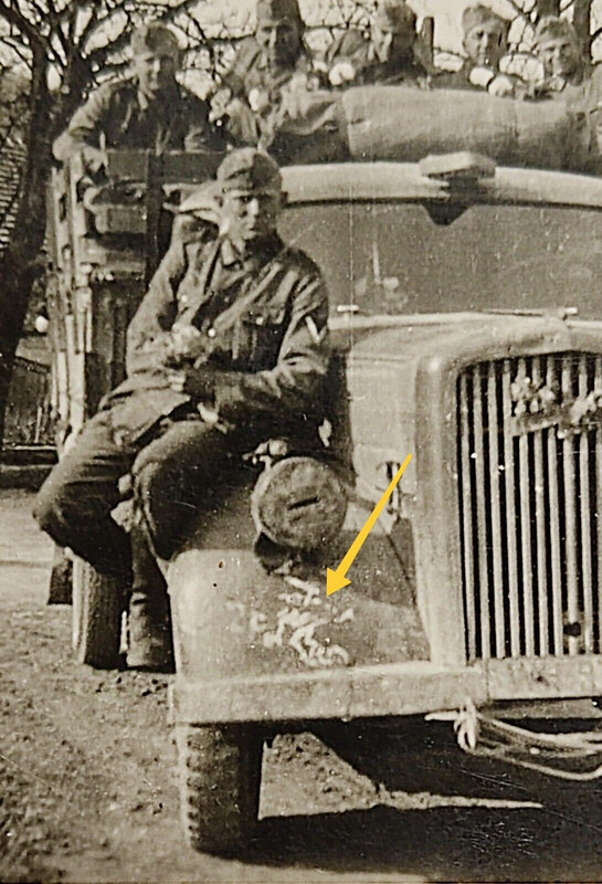 Foto 11. Deutsche PanzerdivisionGespenster-Symbol Wehrmacht, Fahrzeug 2 (2)