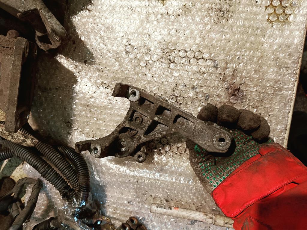 Кронштейн вакуумного насоса