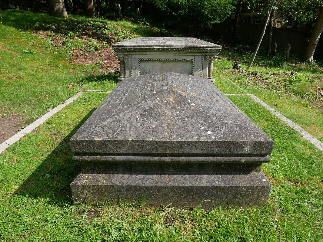 Shelley_Tomb_outside_the_Church_of_Saint_Peter,_Bournemouth_(04)