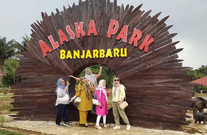 Alaska Park menjadi salah satu destinasi unggulan di Banjarbaru, Kalimantan Selatan. Dibuka sejak Oktober 2022, Alaska Park Banjarbaru langsung menjadi tempat favorit untuk berlibur.
