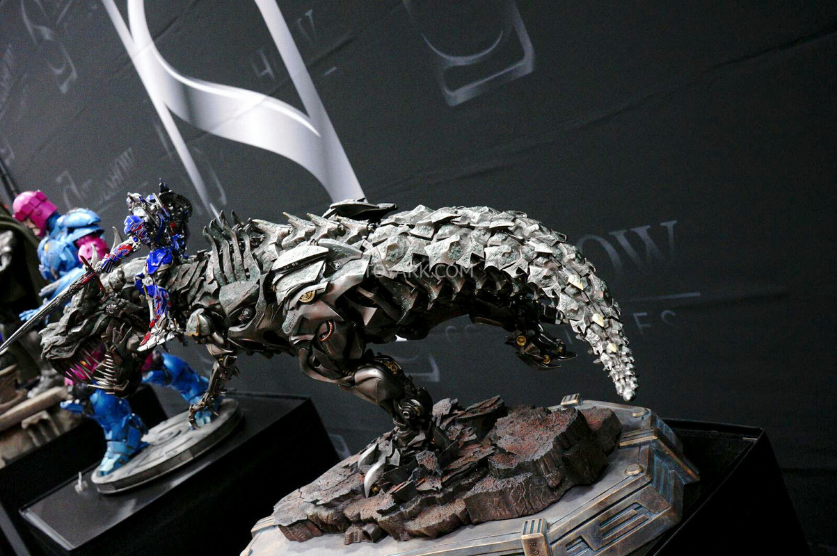 SDCC-2014-Sideshow-Transformers-Optimus-and-Grim