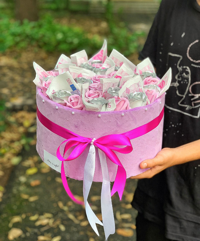 Cutie rotunda  trandafiri roz , argintii si "bani"