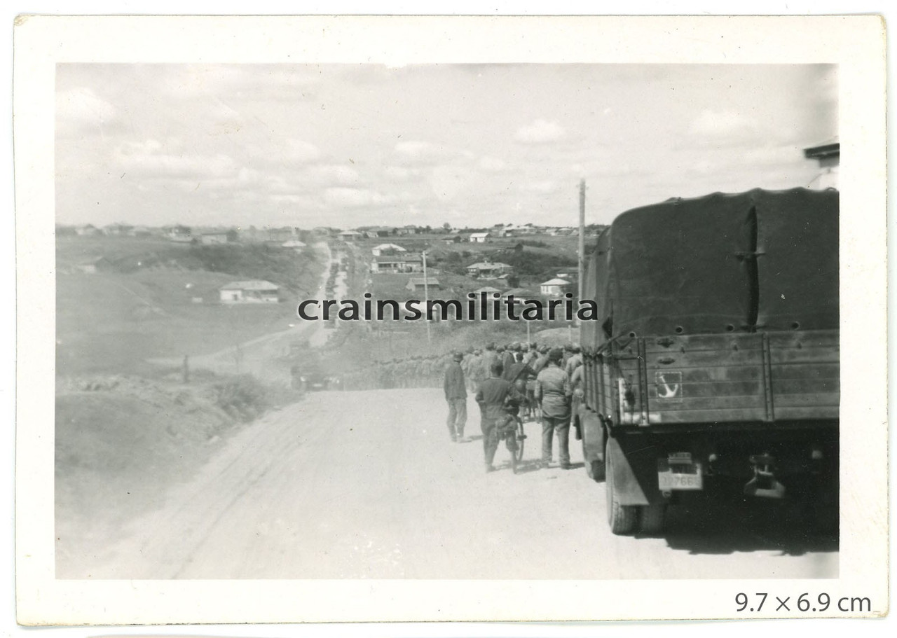 Orig Foto Vormarsch Lkw mit Wappen und russ Gefangene in Ukraine Russland 1941