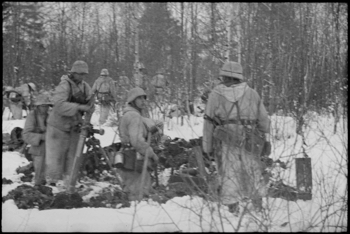 Les servants d'une pièce de mortier d'infanterie.1944.