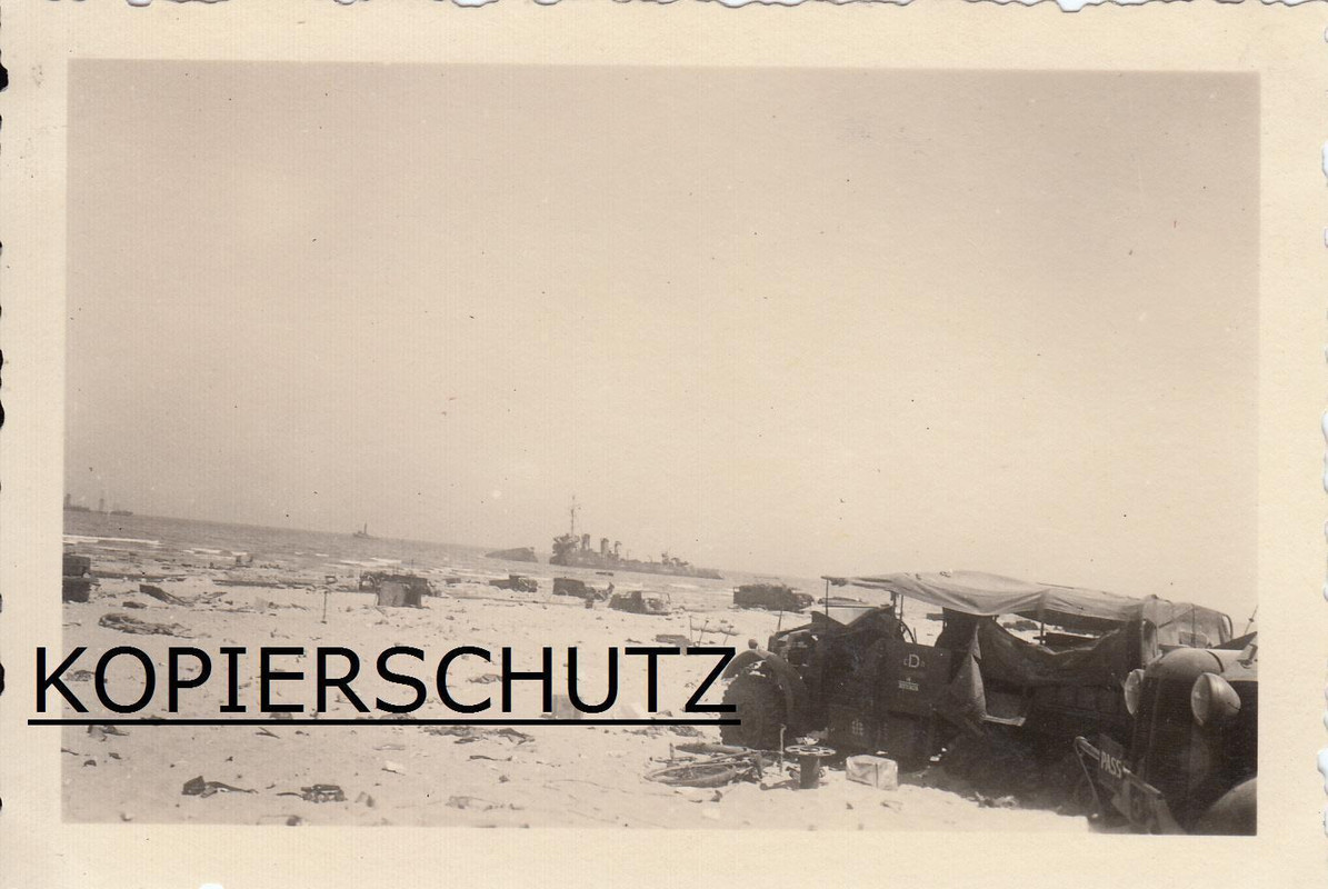 Zerstörte Englische Fahrzeuge Strand von Dünkirc