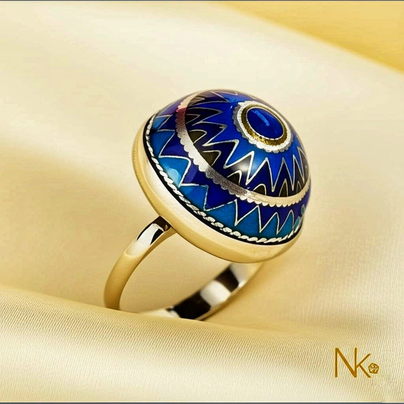 Макро-съемка украшения минанкари с глубоким синим цветом