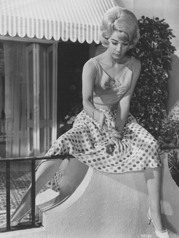 Shirley_MacLaine_b32