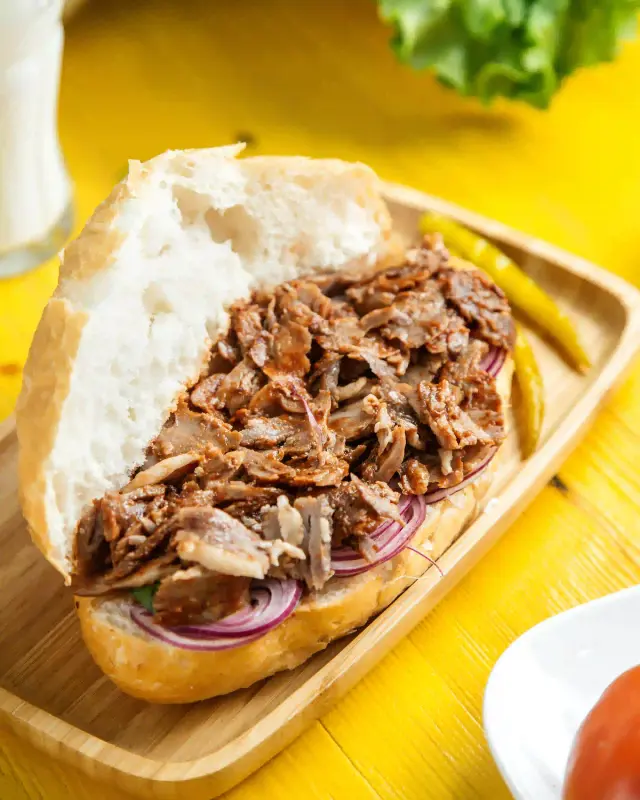 Lanche de pernil com pão e molho especial