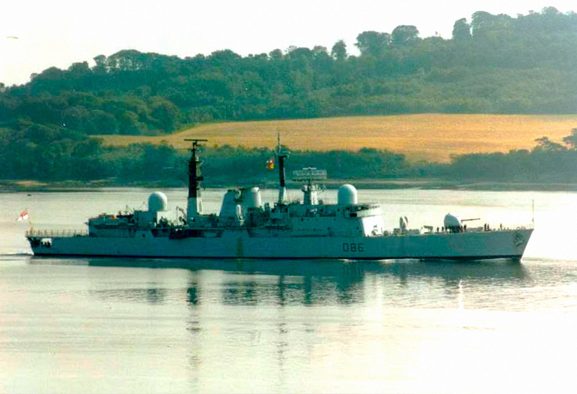 HMS Birmingham (D.86) следует в Розайт после проведения ходовых испытаний после ремонта, 1987-1