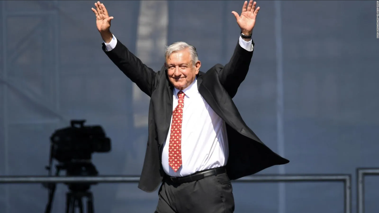 AMLO presume ser el mejor streamer hispano y estrena canal de WhatsApp