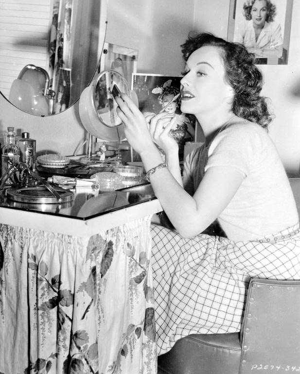 paulette_goddard_mb69