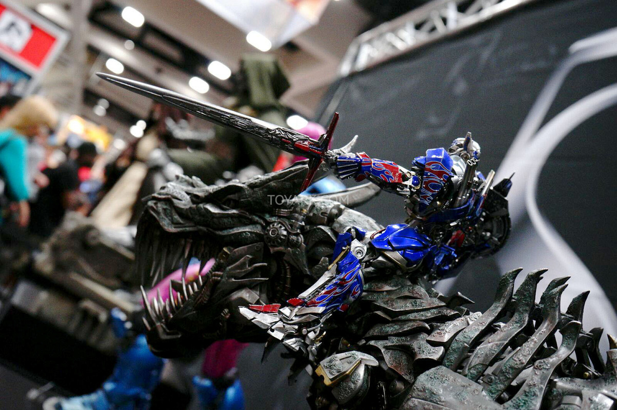SDCC-2014-Sideshow-Transformers-Optimus-and-Grim