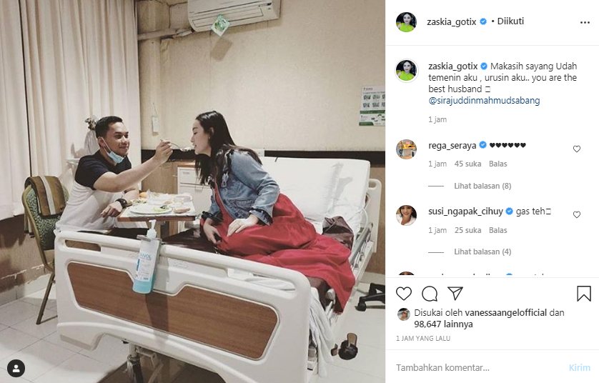 Sirajuddin Mahmud suapi Zaskia Gotik yang terbaring di tempat tidur rumah sakit (Instagram/zaskia_gotix)
