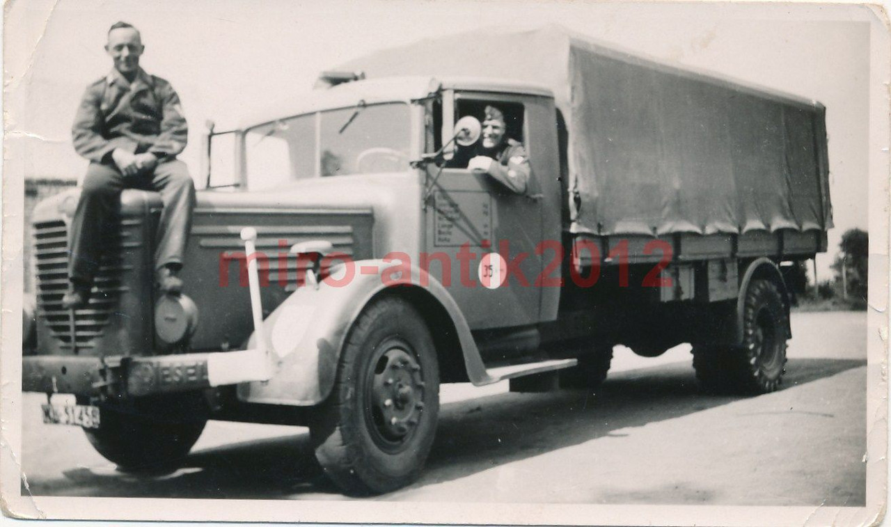 Foto, Wehrmacht, Blick auf einen großen Lkw,