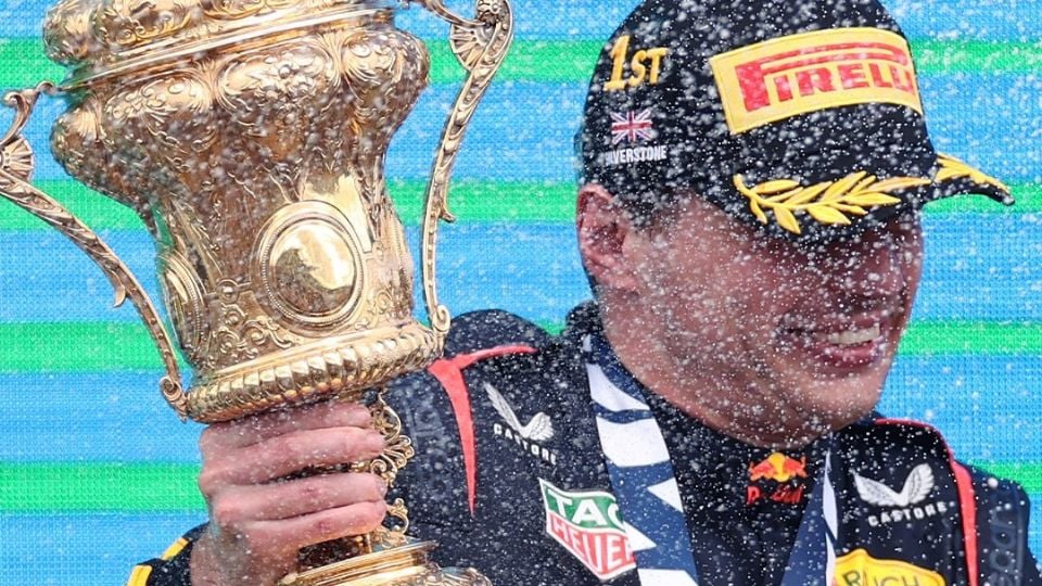 Verstappen hace historia para Red Bull en Gran Bretaña; 'Checo' rebasa, pero solo alcanza a ser sexto