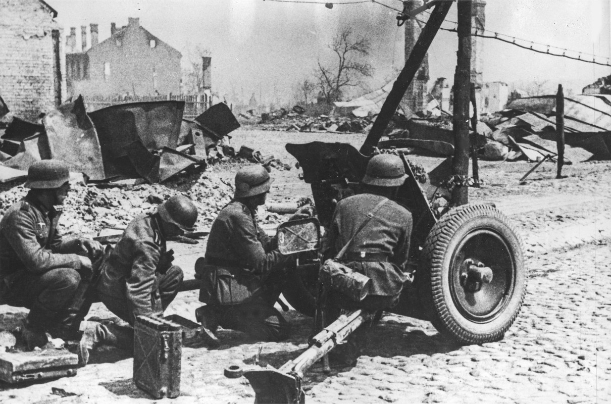 Расчет немецкой противотанковой пушки PaK 35-36 на улице города Гродно.1941