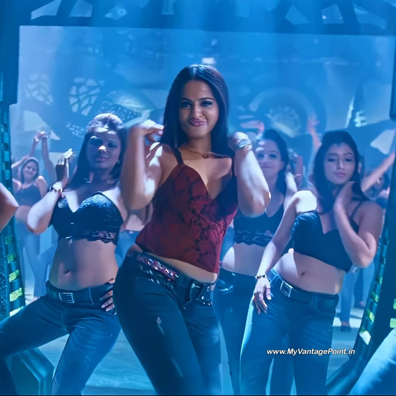 39-Anushka-Shetty-Hot-in-Singam-2-in-Kannukkulle-Song