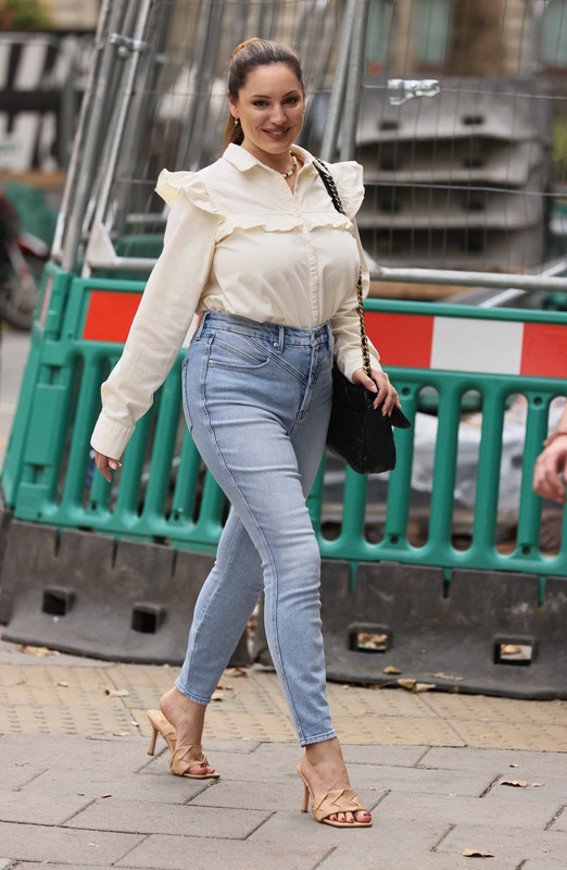 Kelly-Brook-Feet-5265345