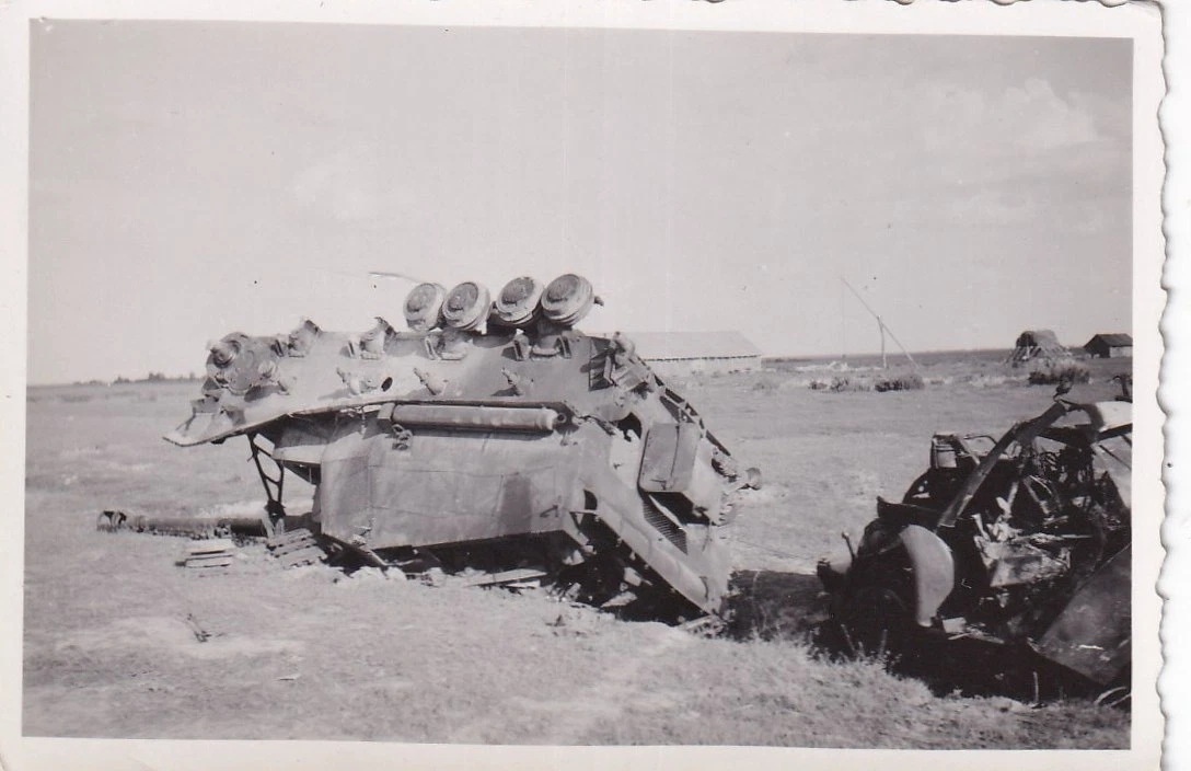 Foto Frankreich Schlachtfeld mit Panzer 2 WK