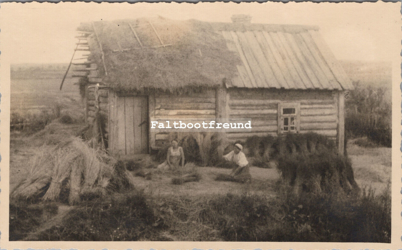 Foto Fallschirmjäger Russinnen beim Stroh binden Ostfront 1943