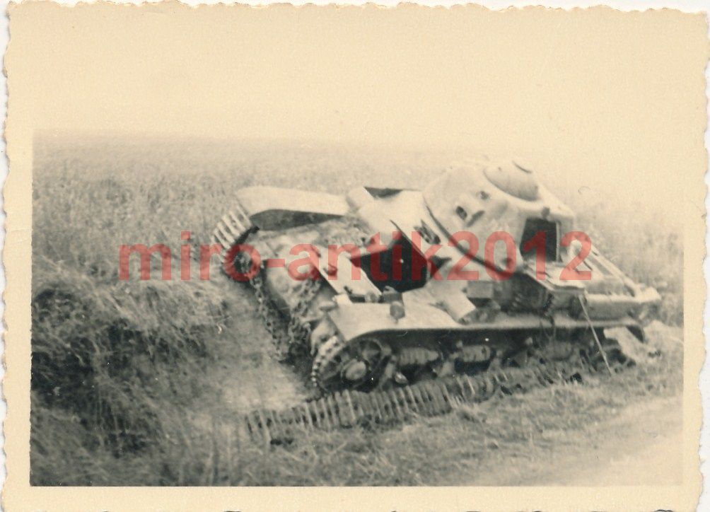 Foto, Wehrmacht, zerstörter Tank der Franzosen, 