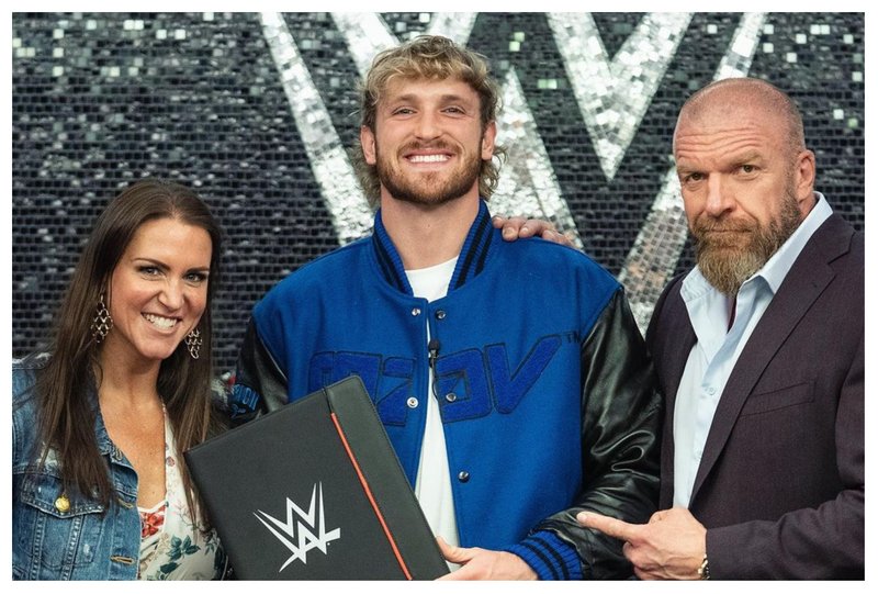 Логан Пол подписа с WWE