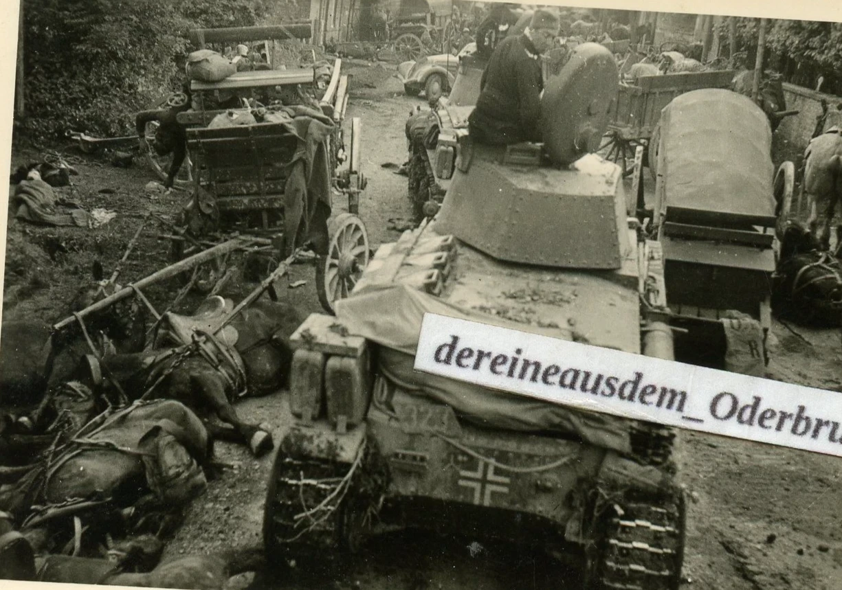 D57 Foto 1 WH Pz Kpfw 35 (t) Panzer Div Einmarsch in eine Stadt 1940 HKL
