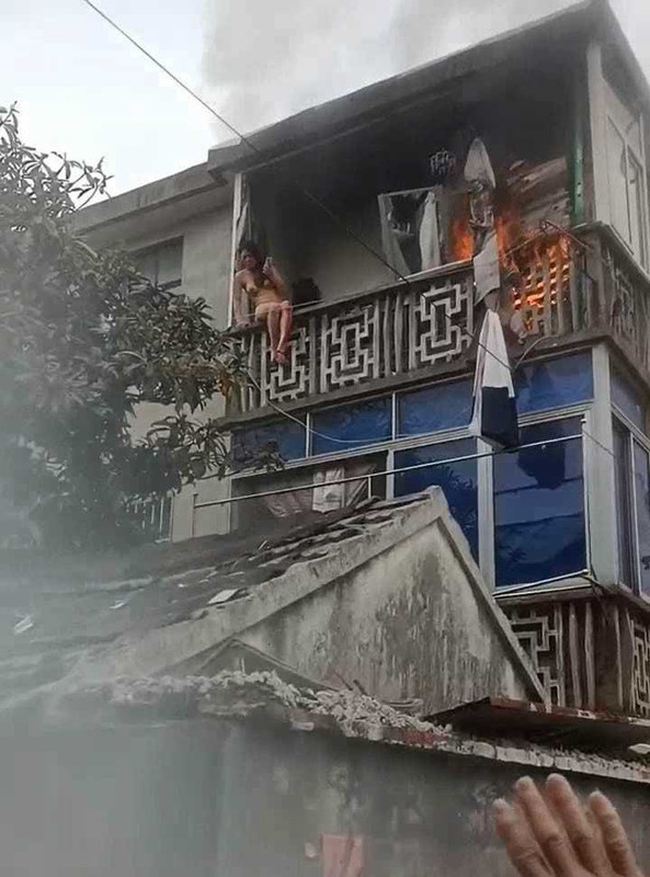 X2城中村老式居民楼电线短路起火，一时间火势迅速蔓延,浓烟滚滚。正在洗澡的美女顾不得穿衣服全裸从楼下跳下去，还好楼层不高，不然这个火势人肯定要没！ (2)