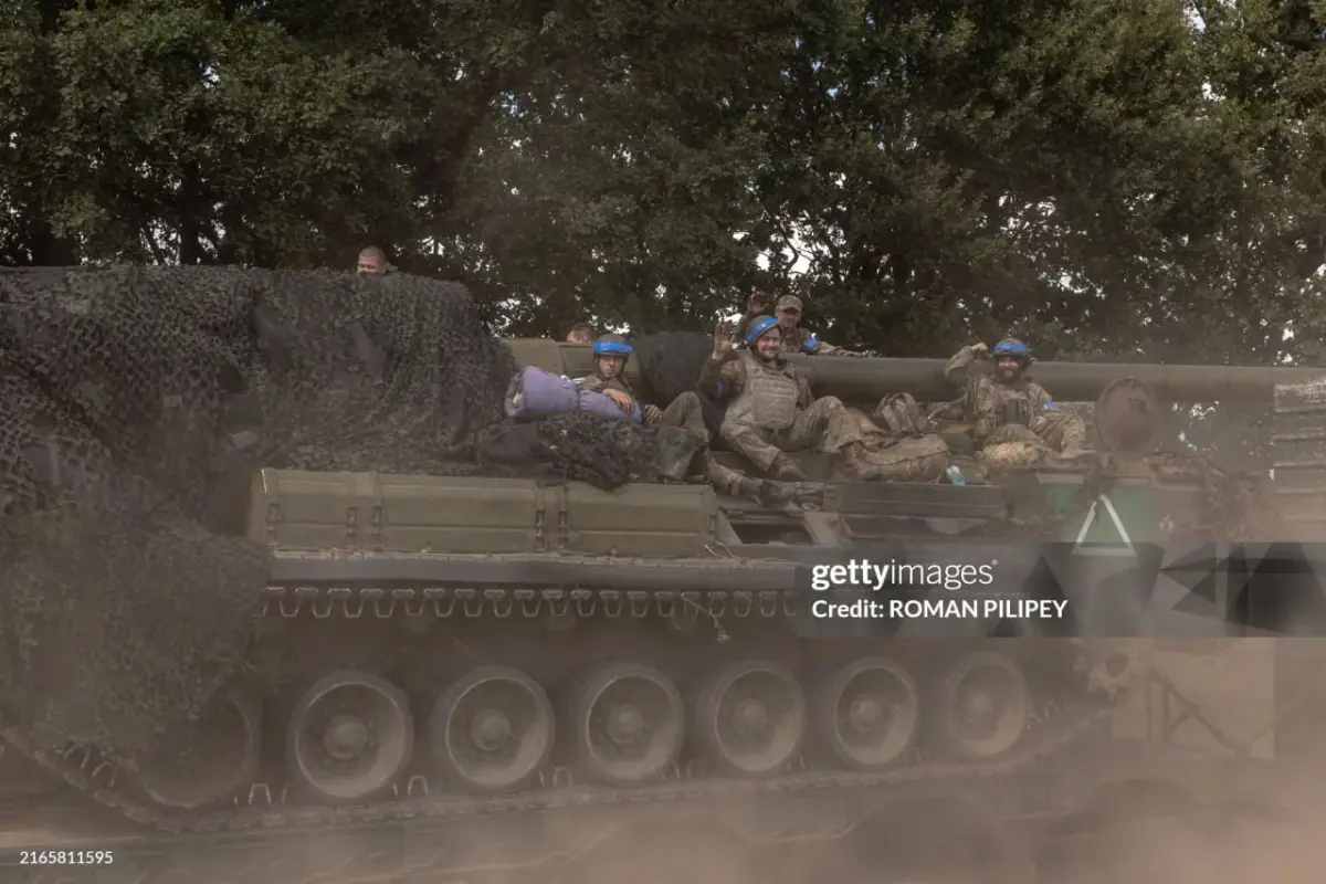 Attaques Ukrainiennes sur Koursk Ukrainian-armored-vehicles-with-the-white-triangle-marking-v0-rjokjk8ys6id1