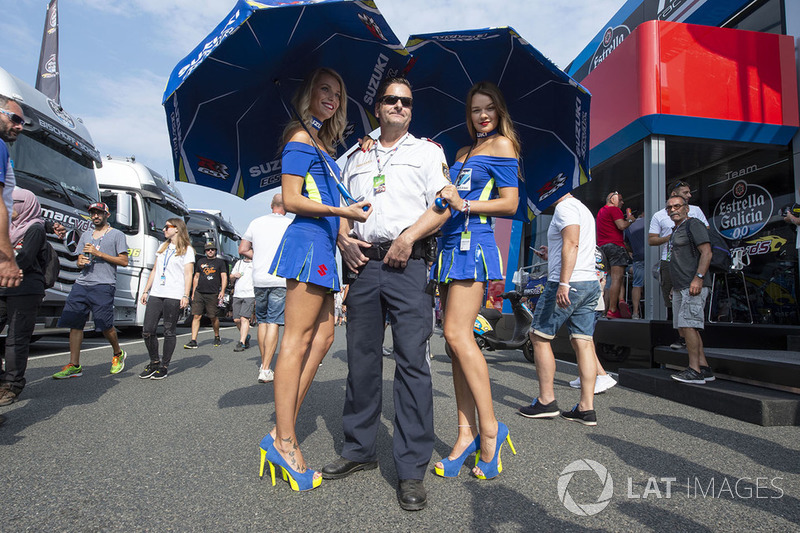 girls-policeman-1