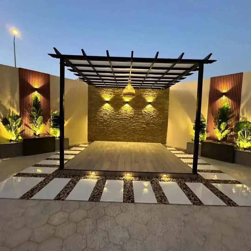 برجولة مع أعمدة خشبية