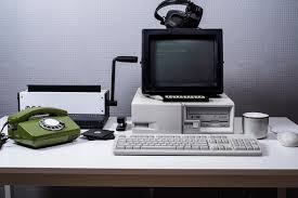 Uma imagem ilustrativa de um laptop antigo