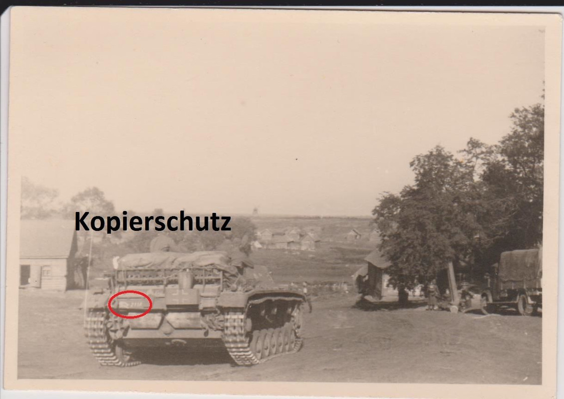 Sturmgeschütz Stug in Wartestellung mit Wappen 2