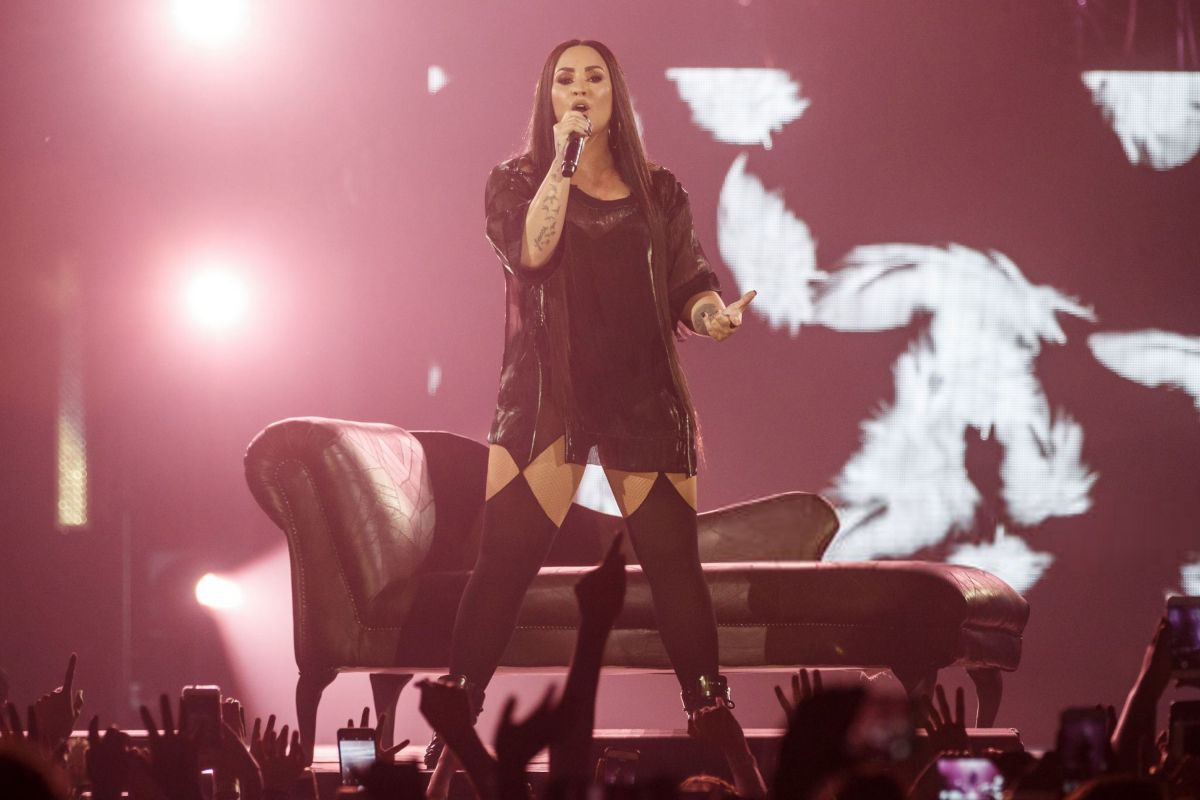 demi-lovato-performs-at-tell-me-you-love-me-tour-in-barcelona-06
