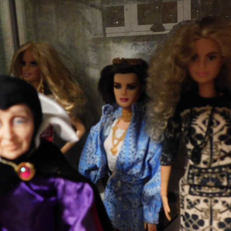 продажное экщшны и фото в витрине 011