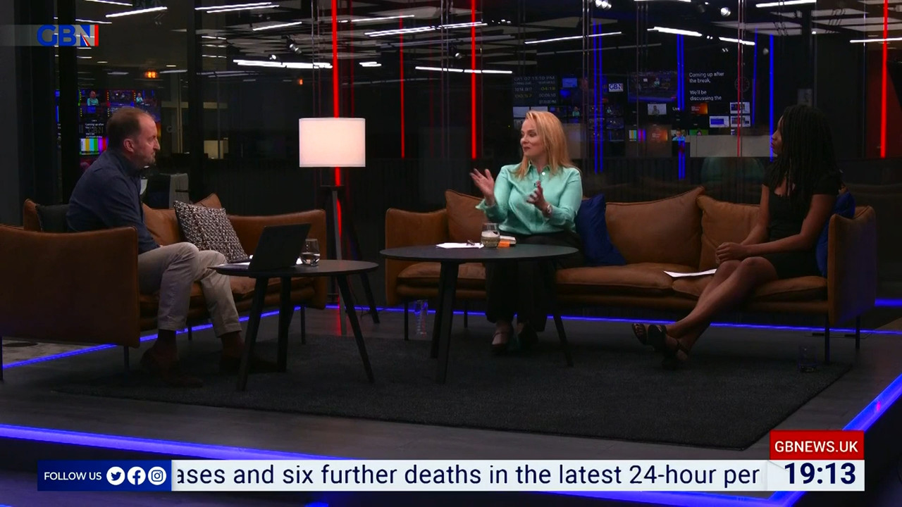 06.20 - 19.00.00 - Sunday Night Live. Interviews, debate and discussi....ts_snapshot_19.30.141